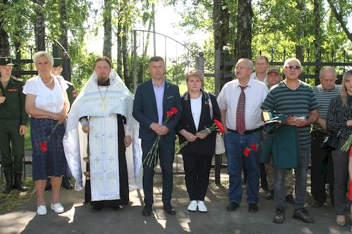 v-karachevskom-rajone-otkryli-memorialnuyu-dosku-pogibshemu-uchastniku-svo-stanislavu-petruninu